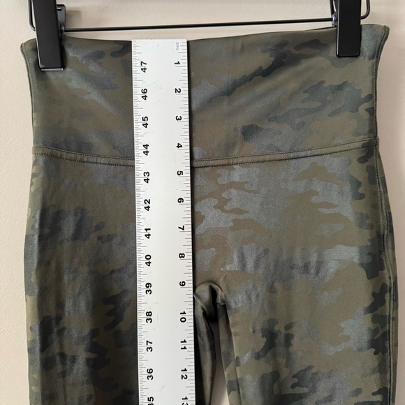 SPANX DARK GREEN FAUX LEATHER CAMO HIGH WAIST LEGGINGS - Picture 4 of 6